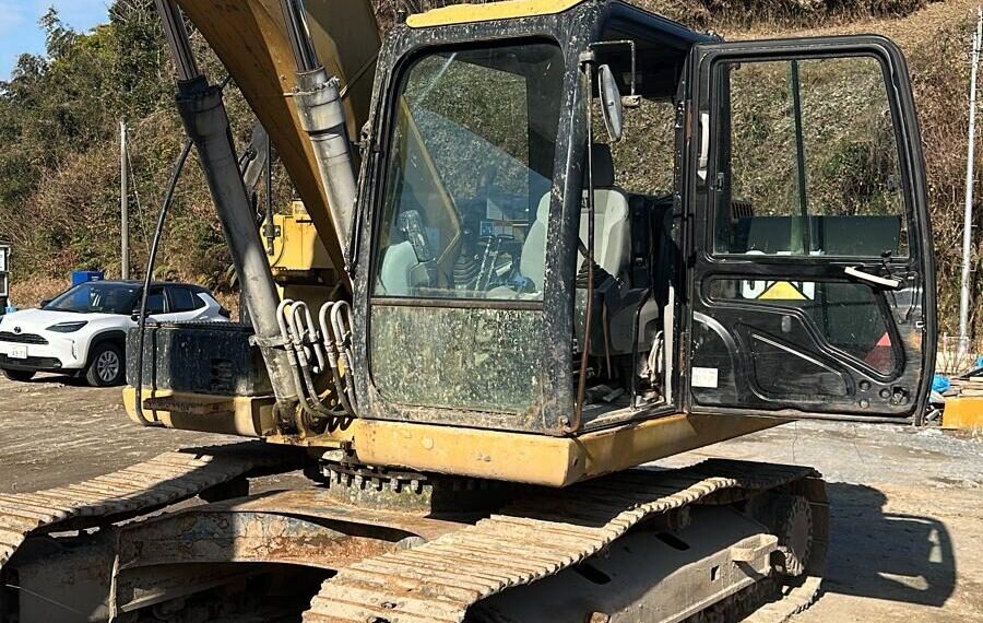 キャタピラー大型掘削機